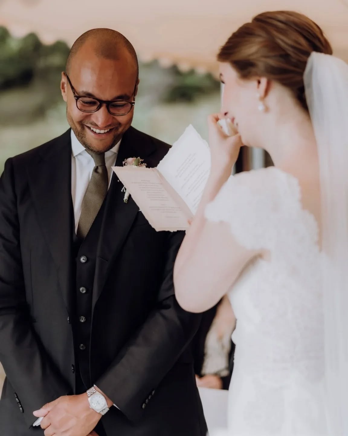 Es gibt diesen Moment, vor dem viele Paare innerlich zurückschrecken.
Nicht, weil er ihnen nicht wichtig wäre, sondern weil er ihnen Angst macht.

Sätze wie
„Ich bekomme da keinen Ton raus“
oder
„Ich schaffe das nicht“
höre ich sehr oft, gerade in unseren ersten Gesprächen.

Viele der Paare, die zu mir kommen, sind eher leise Menschen, die tief fühlen.
Und fast immer gibt es mindestens eine Person, die diesen Moment des Eheversprechens am liebsten überspringen würde.

Und ganz ehrlich, das ist so verständlich.

Aber ein Eheversprechen ist kein Programmpunkt.
Es ist nichts, das man gut performen muss, sondern ein Moment, in dem man sich einander zeigt.
Mit Nervosität.
Mit zittrigen Händen.
Mit einer Stimme, die vielleicht leiser ist als geplant.
Mit Glückstränen, die leise sichtbar werden. 

Für mich sind die persönlichen Worte deshalb etwas ganz Besonderes.
Nicht, weil sie perfekt, sondern weil sie ehrlich sind. 

Manche Paare entscheiden sich für einen Brief.
Manche sagen sich ihre Worte vor der Zeremonie.
All das darf sein.

Und gleichzeitig erlebe ich immer wieder, wie viel Kraft darin liegt, diese Worte in der Zeremonie zu sprechen.
In diesem unwiederbringlichen Moment, vor den Menschen, mit denen man diesen Tag teilt.

Nicht, weil alles öffentlich sein muss,
sondern weil eine Trauung genau dafür da ist.
Für die Dinge, die zählen.

Vielleicht ist es genau für die Paare, die nicht gern im Mittelpunkt stehen,
einer der ehrlichsten Momente des Tages.

Ich glaube daran, dass während des Eheversprechens ein Magie entsteht, die bleibt.
Dieser Augenblick, den man mitnimmt,
weil er etwas in sich trägt, das jedes Mal wieder spürbar wird,
wenn man sich später an diesen Moment erinnert.

Fotografie @hochzeitslicht
Location @schlossgutliebenberg
Papeterie @williams.gauld