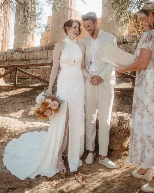 Viele Trauungen sind sorgfältig geplant
und fühlen sich trotzdem austauschbar an.

Nicht, weil etwas fehlt. Sondern weil viele Paare innerlich wachsam bleiben.
Weil sie glauben, diesen Moment halten zu müssen, statt ihn wirklich zu fühlen.

Oft wirkt alles stimmig: der Ablauf, die Musik, die Worte.

Doch lässt sich Emotion planen?
Oder zeigt sie sich erst dort, wo Geborgenheit entsteht.
Wo man sich sicher genug fühlt, loszulassen.

Bei einer Trauung geht es nicht um Effekte.
Es geht um das, was zwischen zwei Menschen spürbar wird. 

Genau das bleibt.

Planung @bp_and_other_destinations
Fotografie @annasteinecker

#freietrauung
#traurednerin
#hochzeitszeremonie
#hochzeitmitstil
#luxushochzeit
#destinationwedding
#destinationweddingeurope
#heirateninitalien
#weddinginitaly
#weddingceromony