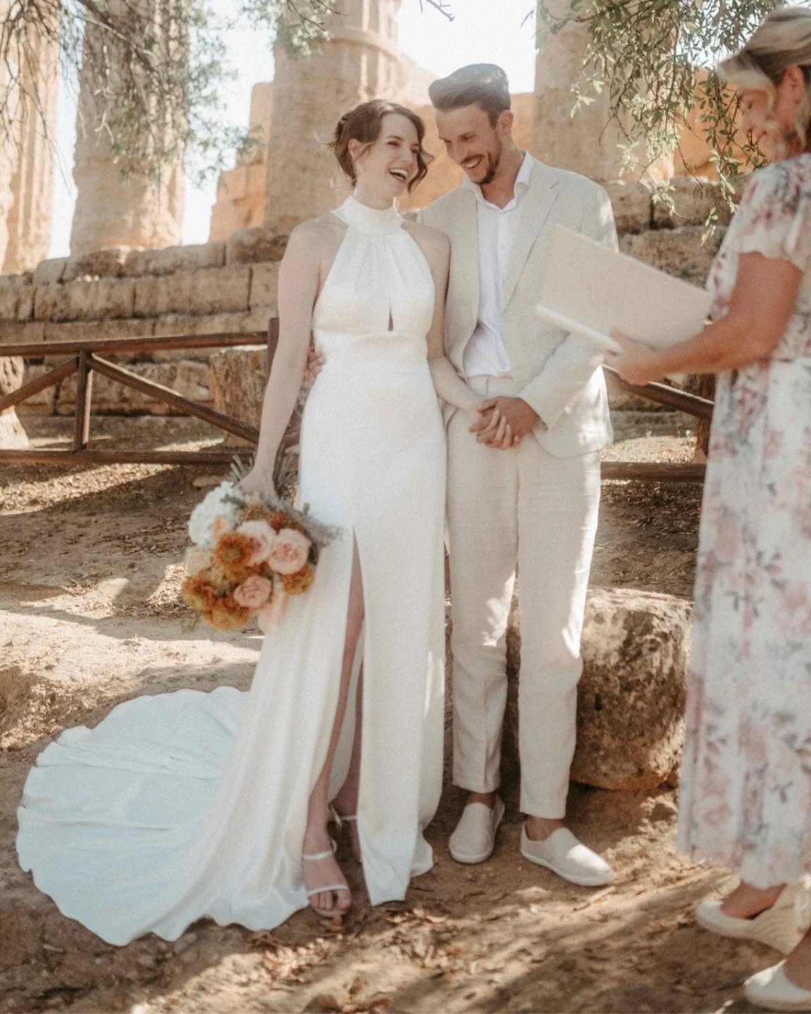 Viele Trauungen sind sorgfältig geplant
und fühlen sich trotzdem austauschbar an.

Nicht, weil etwas fehlt. Sondern weil viele Paare innerlich wachsam bleiben.
Weil sie glauben, diesen Moment halten zu müssen, statt ihn wirklich zu fühlen.

Oft wirkt alles stimmig: der Ablauf, die Musik, die Worte.

Doch lässt sich Emotion planen?
Oder zeigt sie sich erst dort, wo Geborgenheit entsteht.
Wo man sich sicher genug fühlt, loszulassen.

Bei einer Trauung geht es nicht um Effekte.
Es geht um das, was zwischen zwei Menschen spürbar wird. 

Genau das bleibt.

Planung @bp_and_other_destinations
Fotografie @annasteinecker

#freietrauung
#traurednerin
#hochzeitszeremonie
#hochzeitmitstil
#luxushochzeit
#destinationwedding
#destinationweddingeurope
#heirateninitalien
#weddinginitaly
#weddingceromony