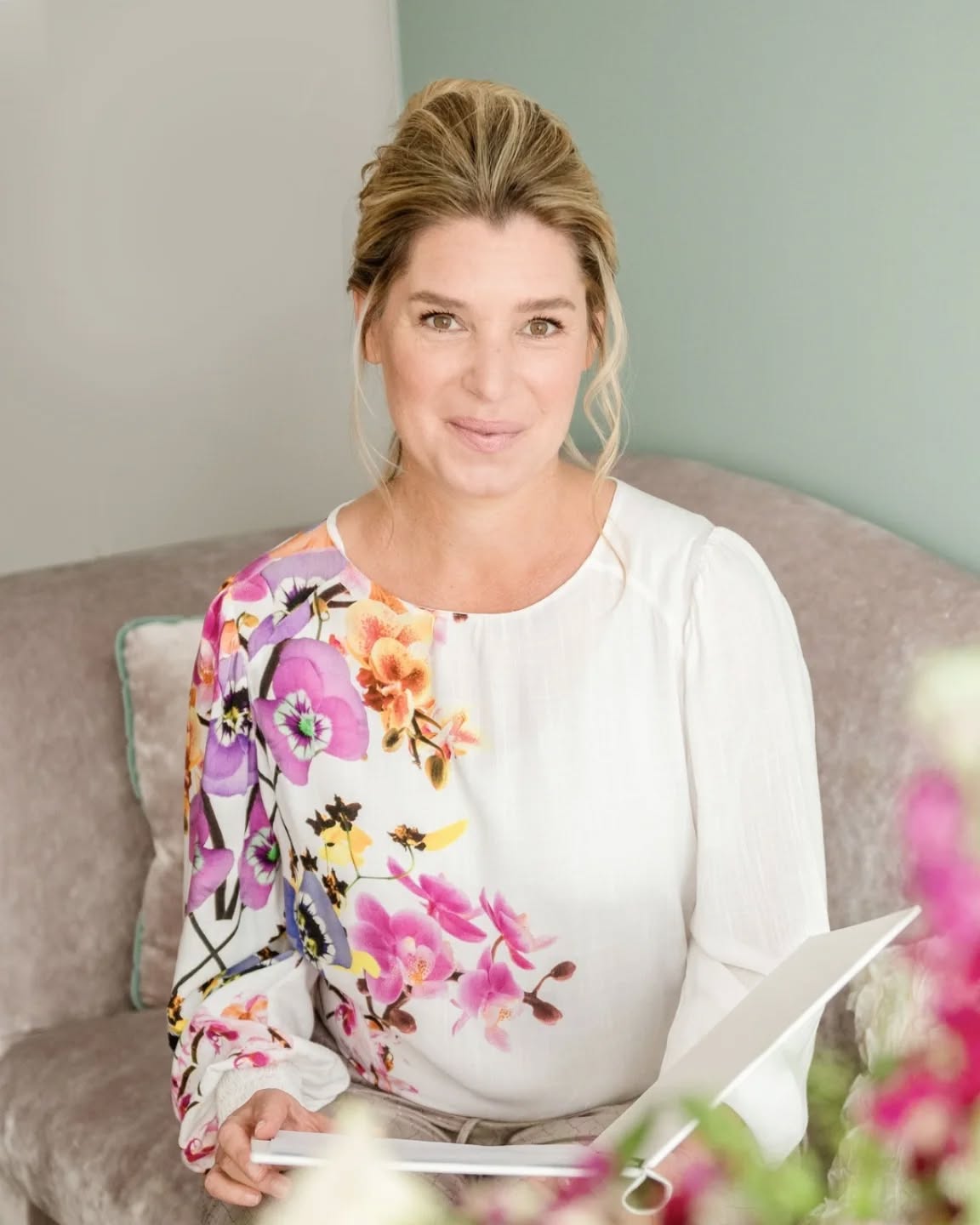 Die meisten Trauungen sind austauschbar 

Nicht, weil sie schlecht sind.
Nicht, weil sie lieblos sind.
Sondern weil sie nur für den Moment gemacht sind und dort enden. 

Eine Zeremonie wird nicht bedeutend, weil sie schön formuliert ist. Sie wird unvergesslich, weil ein Paar sich vorher Zeit genommen hat

Ohne Publikum, ohne Eile.

Die meisten planen den Ablauf, die perfekte Choreographie. Und die wenigsten nutzen die Zeit davor.
Genau dort beginnt das Entscheidende.

Hier beginnt meine Begleitung.
Nicht beim Schreiben einer Rede, sondern in Gesprächen, die weiterwirken. 

Wo diese Vorbereitung fehlt, bleibt die Zeremonie eine Fassade.

Vielleicht makellos
Bestimmt unterhaltsam
Und doch austauschbar

Der Anfang entscheidet alles 🤍 

#freietrauung
#echtemomente
#destinationwedding
#traurednerin 
#elegantwedding