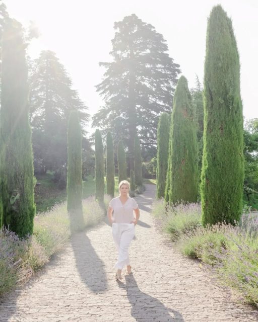 "Das hast du mir noch nie so gesagt"
"Naja, ich dachte, das weißt du doch"

Es gibt diese Momente im Traugespräch, da wird es plötzlich still.

Warm, voller Liebe, manchmal mit Gänsehaut, oft mit Tränen.
Weil zwei Menschen sich Dinge sagen, die sie sich so noch nie gesagt haben.

Genau dieser Raum entsteht hier.
Und jedes Mal spüre ich: Genau darum geht es. 

Foto @thetailorsphotography

#freietrauung
#echtemomente
#destinationweddingitaly
#traurednerin
#italywedding
