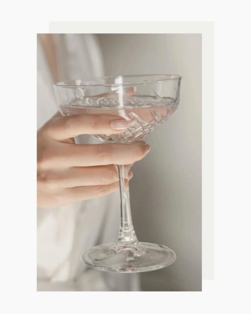Der größte Luxus einer Hochzeit ist nicht Perfektion.
Es ist das Gefühl, jeden Moment mit ganzem Herzen erleben zu können.

Viele Paare wünschen sich genau das. Einen Tag, der sich nach ihnen anfühlt.
Voller Verbundenheit, die jeder spürt
Anzukommen. Im Moment. Bei den Menschen, die man liebtund bei sich selbst. 
Erinnerungen zu sammeln, die bleiben.

Oft wird dieses Gefühl schon beim Getting Ready sichtbar. 
Weil aus Aufregung Vorfreude wird und sich alles genau richtig anfühlt.

Solche Momente beginnen nicht am Hochzeitstag, sie entstehen lange vorher.

Wenn Paare sich bewusst Zeit für die Liebe nehmen, entsteht etwas Wertvolles:
Nicht nur wunderschöne Erinnerungen mitzunehmen sondern jeden einzelnen Augenblick mit ganzem Herzen erlebt zu haben.

#freietrauung
#destinationweddingitaly
#weddinginitaly
#weddingceremony
#luxushochzeit
