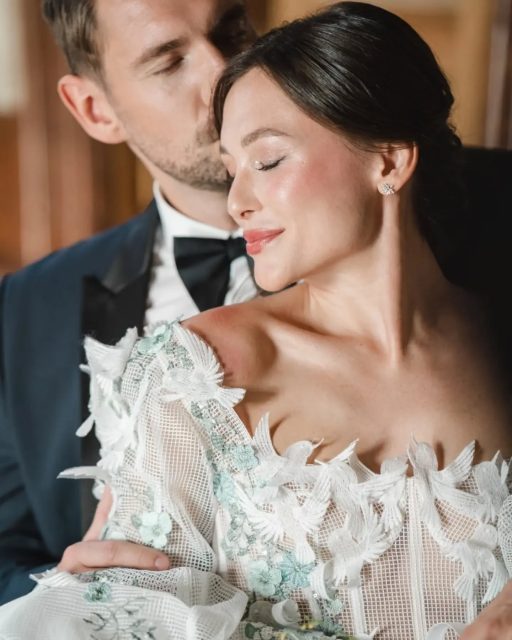 Liebe verdient mehr als einen schönen Tag
Diesen Satz spüre ich gerade so stark wie noch nie.

Mir wird immer bewusster:
Eine Hochzeit darf mehr sein als ein Fest.

Sie darf ein Moment sein, in dem zwei Menschen ihre eigene Liebe mit neuen Augen sehen.
Ein Moment, in dem sichtbar wird, was sie miteinander aufgebaut haben und was sie verbindet.
Und welche Menschen Teil ihrer Geschichte sind.

Ich erlebe, dass Eheversprechen Jahre später Kraft schenken.
Ich denke an Worte von Eltern und Großeltern, die unbezahlbar werden.
An kleine Gesten, die plötzlich eine ganz neue Bedeutung bekommen.
An Blicke, die sagen:
"Wie schön ist es eigentlich, dass wir uns haben?"

Genau dafür schlägt mein Herz.
Ich möchte Räume schaffen, in denen Menschen ankommen und sicher sind.
In dem sie lachen, fühlen, erinnern, genießen. 
Und ihre Hochzeit wirklich erleben.

Die größten Schätze unseres Lebens sind die Menschen, die wir lieben und die Erinnerung, die wir mit ihnen teilen. 

Dafür schaffe ich Momente: dass meine Paare ihre eigene Liebe mit neuen Augen sehen

Wedding Planning and Design @averybelovedwedding
Fotografie @astridneumannwedding
Décor @magnolias_on_silk 
Venues @belvederemuseum @imperialvienna

#freietrauung
#echtemomente
#destinationwedding
#fineartwedding
#intimatewedding