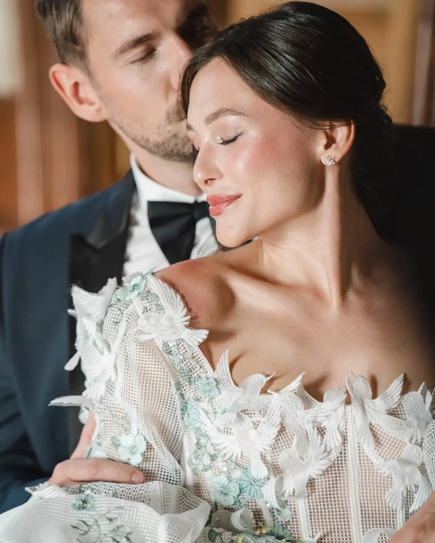 Liebe verdient mehr als einen schönen Tag
Diesen Satz spüre ich gerade so stark wie noch nie.

Mir wird immer bewusster:
Eine Hochzeit darf mehr sein als ein Fest.

Sie darf ein Moment sein, in dem zwei Menschen ihre eigene Liebe mit neuen Augen sehen.
Ein Moment, in dem sichtbar wird, was sie miteinander aufgebaut haben und was sie verbindet.
Und welche Menschen Teil ihrer Geschichte sind.

Ich erlebe, dass Eheversprechen Jahre später Kraft schenken.
Ich denke an Worte von Eltern und Großeltern, die unbezahlbar werden.
An kleine Gesten, die plötzlich eine ganz neue Bedeutung bekommen.
An Blicke, die sagen:
"Wie schön ist es eigentlich, dass wir uns haben?"

Genau dafür schlägt mein Herz.
Ich möchte Räume schaffen, in denen Menschen ankommen und sicher sind.
In dem sie lachen, fühlen, erinnern, genießen. 
Und ihre Hochzeit wirklich erleben.

Die größten Schätze unseres Lebens sind die Menschen, die wir lieben und die Erinnerung, die wir mit ihnen teilen. 

Dafür schaffe ich Momente: dass meine Paare ihre eigene Liebe mit neuen Augen sehen

Wedding Planning and Design @averybelovedwedding
Fotografie @astridneumannwedding
Décor @magnolias_on_silk 
Venues @belvederemuseum @imperialvienna

#freietrauung
#echtemomente
#destinationwedding
#fineartwedding
#intimatewedding