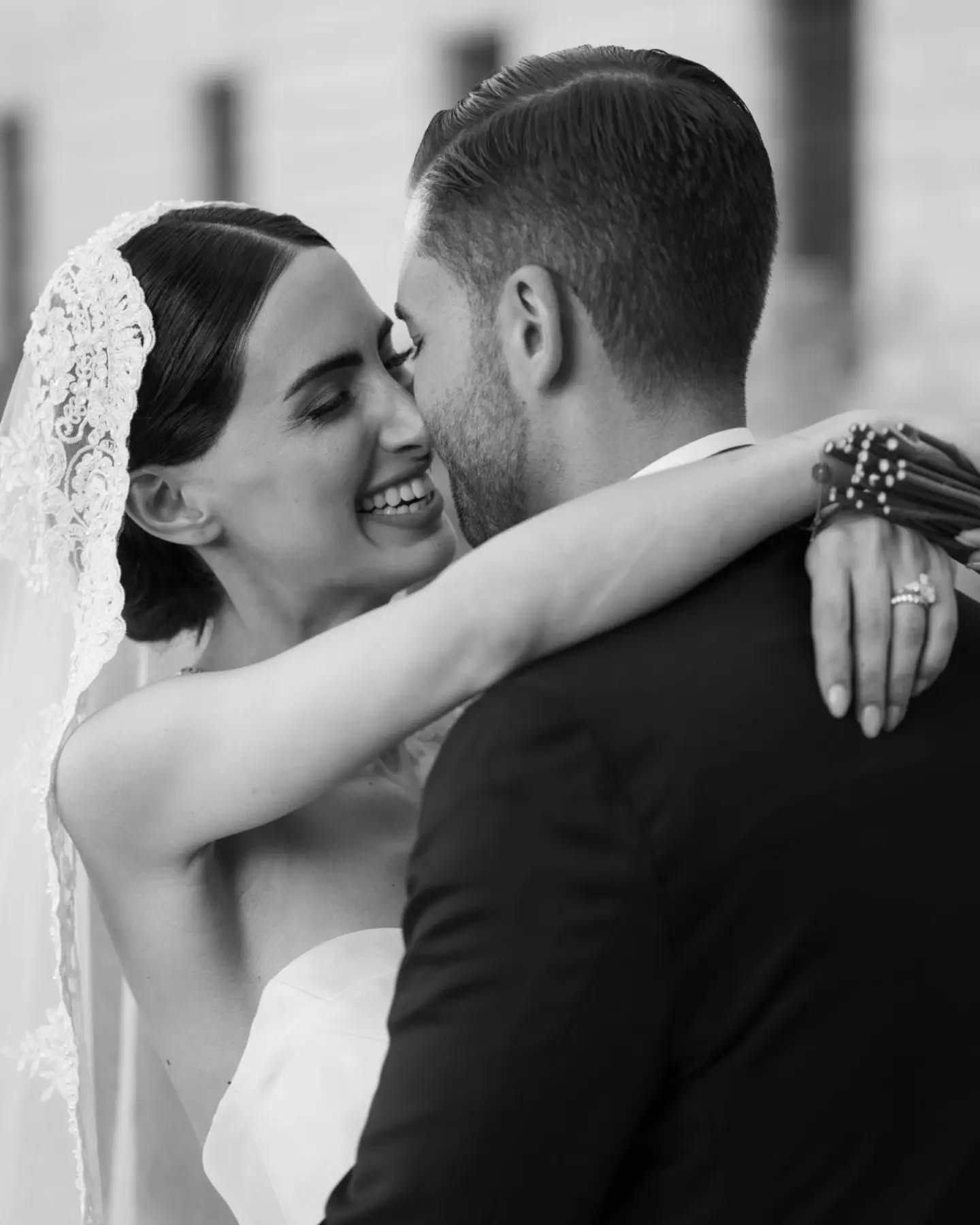 Ihr kennt eure Liebesgeschichte längst.
Warum sollte ich sie an eurer Hochzeit einfach noch einmal erzählen?

Mich interessiert viel mehr, was darin noch darauf wartet, sichtbar zu werden.

Eine Erinnerung, die fast vergessen war. Etwas über euch, das ihr euch so noch nie gesagt habt. Worte von Menschen, die eure Geschichte auf ihr ganz eigene Weise kennen.

Und dann passiert erwas.

Ihr lacht, weil ihr euch so sehr darin wiedererkennt. Ein Satz lässt euch die Hand des anderen fester nehmen. Irgendwo wischt sich jemand eine Träne aus dem Gesicht, weil er merkt:

Diese Geschichte gehört auch ein Stück zu mir.

Für einen Moment wird spürbar, was aus eurer Liebe entstanden ist.

Genau deshalb beginnt meine Begleitung lange vor eurem Hochzeitstag.

Ich lerne euch wirklich kennen und  auch die Menschen, die euch besonders nahe stehen. Ich höre zu, frage nach, sammle Erinnerungen und Perspektiven, die später Teil eurer Trauung werden.

Eure Liebesgeschichte soll mehr als schön erzählt sein, ihr werdet sie noch einmal ganz bewusst spüren. 

Damit es immer wieder Augenblicke gibt, in denen ihr euch umschaut und denkt:
Wie schön ist eigentlich das, was wir haben.

Weddingplaner @julia_weiss_illumina_weddings
Photo @klassen.weddings
Venue @villabettoni

#traurednerin
#destinationweddingitaly
#gardaseehochzeit
#freietrauung
#ceremony