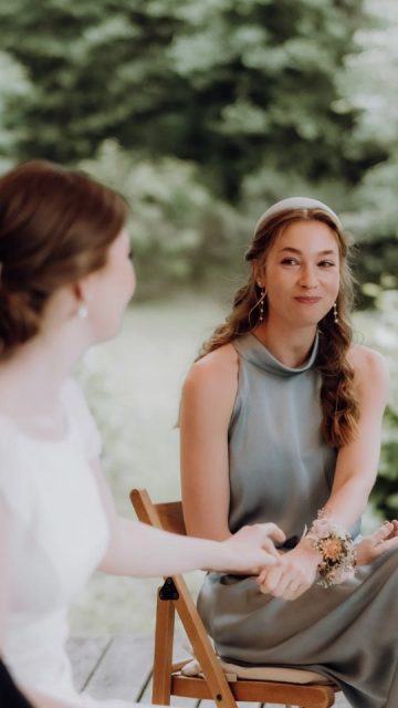 🪄 Gbt Es etwas Schöneres, als mit seinen Lieblingsmenschen unvergessliche Erinnerungen zu teilen?

A & D haben mir geschrieben:

Du hast unseren Traum wahr werden lassen. Schon in der stressigen Zeit vor unserer Hochzeit waren die Termine mit dir die, die uns Ruhe und Vorfreude gebracht haben.

Die Zeremonie hat all unsere Vorstellungen übertroffen und auch unsere Gäste waren begeistert von deiner Rede und deiner Wärme. 

✨ Ich glaube, dass Worte mehr können als unterhalten: sie können berühren und verbinden.  Genau das macht eine Zeremonie einzigartig. 

🤍 Woran möchtet ihr euch erinnern, wenn ihr an eure Trauung zurück denkt?

Danke an
@hochzeitslicht
@schlossgutliebenberg
Unbezahlte Werbung da Verlinkung anderer Dienstleister/ Herzensempfehlung 

#freietrauungberlin
#elopementweddings
#luxuryweddingceremony
#destinationweddingitaly
#elegantwedding
#italywedding
#hochzeitsrednerin
#hochzeitsinspiration
#lovewithmeaning
#wortedieberühren
#berlinwedding
#freietrauung