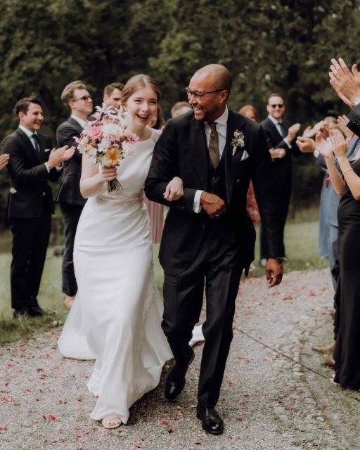 Diesen Moment erlebt ihr nur ein einziges Mal
Und er wird genau so intensiv, wie eure Trauung vorher war

Nicht das Wetter, nicht die Deko:
Der Auszug zeigt EURE Verbindung 🤍

Solche Augenblicke entstehen nicht zufällig. 
Sie entstehen vorher: in ehrlichen Gesprächen, in Nähe, in Vertrauen, das wir gemeinsam aufbauen

Es ist genau diese Intensität, die ihr in eurer Trauung erlebt und die man später in euren Blicken erkennt

❣️ Gestaltet eure Vorbereitung so bewusst, wie den Moment, den ihr nur einmal erleben werdet

Bild @hochzeitslicht
Ort @schlossgutliebenberg

#elegantwedding
#weddinginspiratíon
#traurednerin
#freietrauung
#echtemomente
#weddingmoment
#luxuryweddingceremony
#bridetobe2026
#heirateninbrandenburg