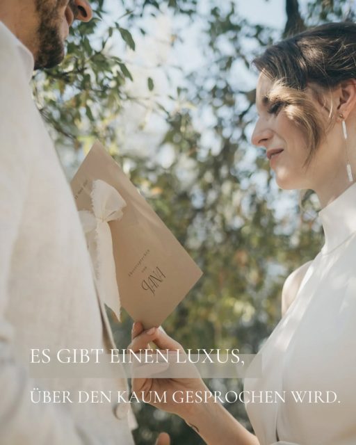 Man spürt ihn sofort,
diesen besonderen Luxus.

Momente, die nicht inszeniert sind, sondern sich richtig anfühlen. 

Gerade beim Eheversprechen wird das spürbar. 

Persönliche Worte entsteht nicht kurz vor der Zeremonie.
Und Gänsehaut entsteht nicht mit Hilfe von KI oder durch Textbausteine aus "Wie schreibe ich ein Eheversprechen" Downloads

Worte, die berühren, wachsen.
In der Zeit, die ihr euch dafür nehmt, in der Aufmerksamkeit füreinander.
Sie entstehen, weil der Mut wächst, tiefer zu fühlen und es auszusprechen. In dem Vertrauen, diesen Moment bewusst zu genießen. 

So wird das Eheversprechen
zu etwas, das man nicht nur hört,
sondern fühlt.

Kein Show-Element.
Sondern etwas sehr Persönliches.
Vielleicht das Liebevollste,
was man sich an diesem Tag schenken kann.

Fotografie:
@annasteinecker
@kaevinryl
@miriamkaulbarsch
@agneskinczer_photography

Wedding Planning:
@averybelovedwedding
@bp_and_other_destinations

Papeterie:
@jubelzeiten_papeterie
@williams.gauld

#destinationwedding
#eheversprechen
#freietrauung
#luxuryweddingceremony
#editorialweddings
#luxuryweddingvibes
#weddingceromony
#heirateninitalien
#elopementweddings
#fineartweddings