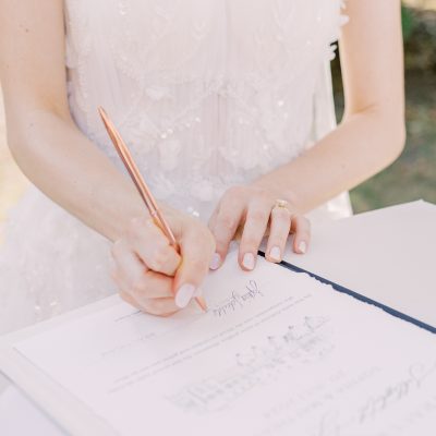 Unterzeichnen der Trauurkunde von Kerstin Guyot freie Traurednerin Zeremonien mit Liebe für Hochzeiten Ehegelünde